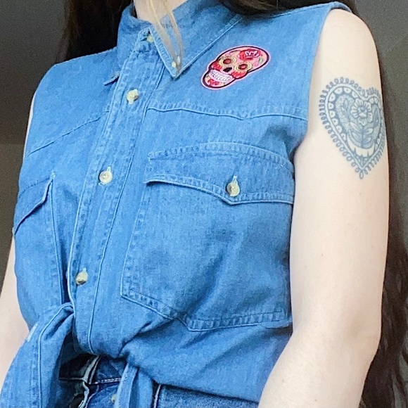 Reworked Vintage Sleeveless Denim Button Down Iron On Skull Patch - Picture 2 of 4